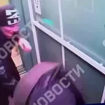 Соцсети: в Барнауле профессиональный боксер избил парня в лифте
