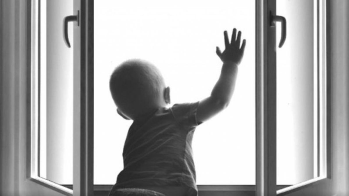 Трехлетний ребенок выпал из окна в Бийске