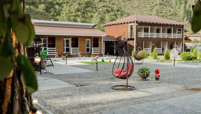 Гостевой комплекс у леса и гор продают за 75 млн рублей в Республике Алтай. Фото