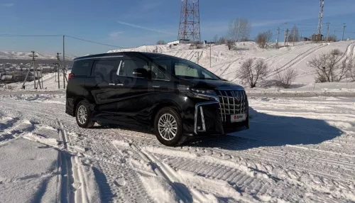 Премиальный минивэн с капитанскими креслами и двумя люками продают в Горном Алтае