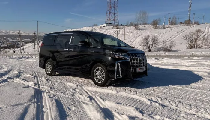 Премиальный минивэн с капитанскими креслами и двумя люками продают в Горном Алтае