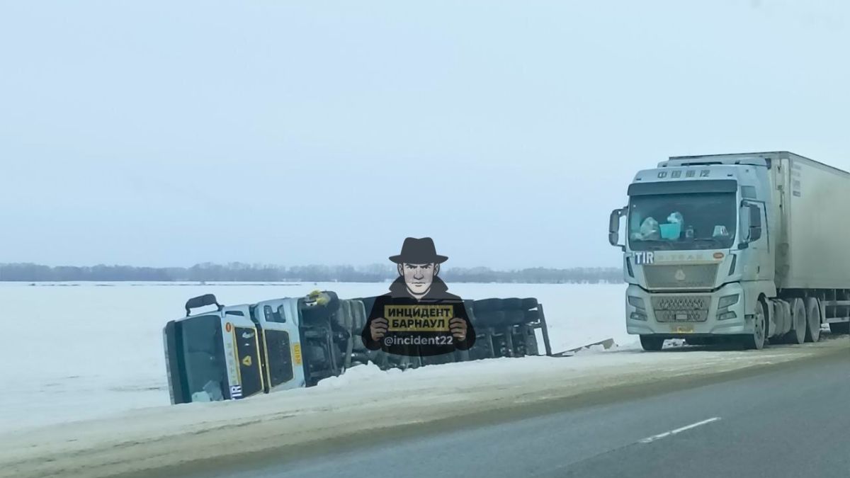 Фура улетела в кювет