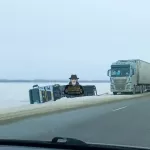 Грузовик съехал в кювет и перевернулся на алтайской трассе