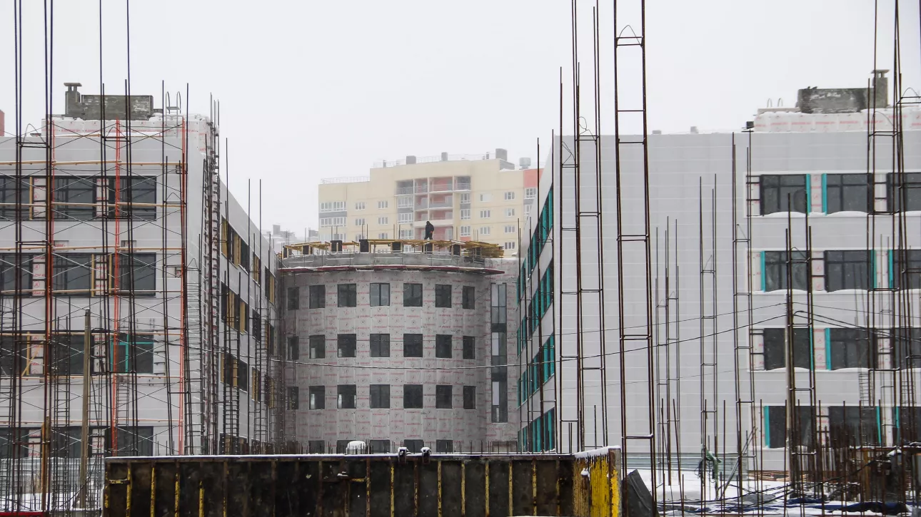 Фасады как на картинке: как самая большая школа Барнаула приобретает законченный вид