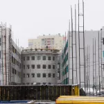 Фасады как на картинке: как самая большая школа Барнаула приобретает законченный вид