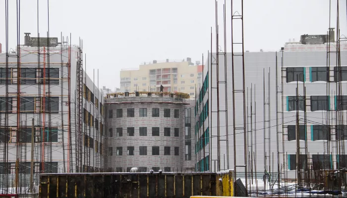 Фасады как на картинке: как самая большая школа Барнаула приобретает законченный вид