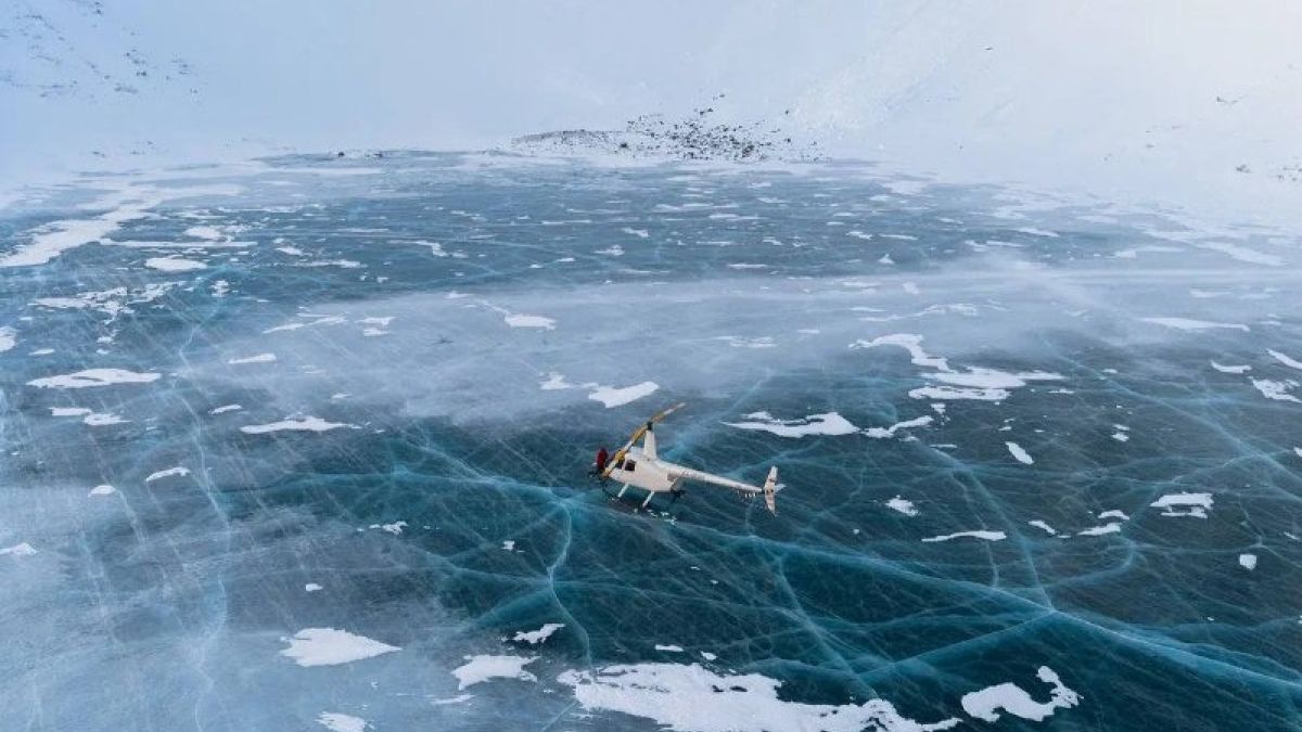 Посадка вертолета на лед горного водоема в Республике Алтай