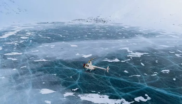 Прокуратура заинтересовалась посадкой вертолета на замерзший водоем в Горном Алтае