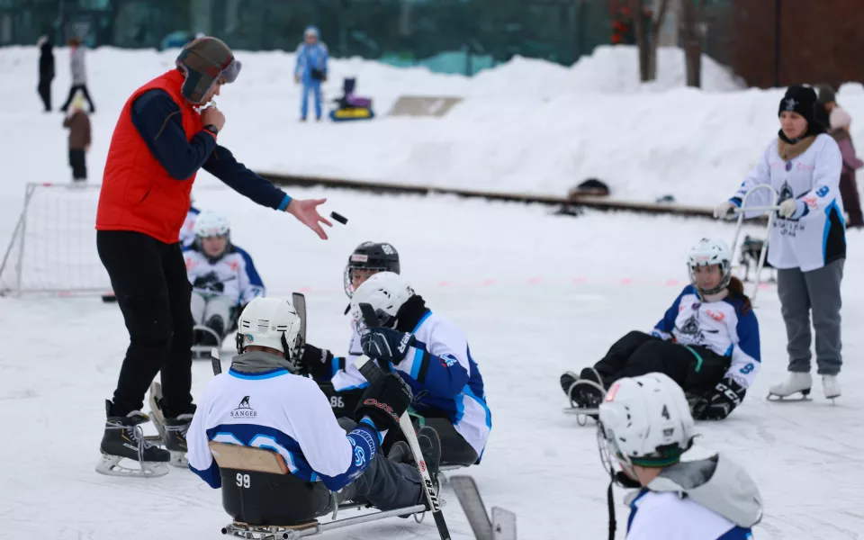 Барнаульцы посоревновались в зимних адаптивных видах спорта. Фоторепортаж