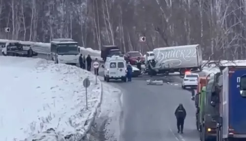 Пассажира зажало в машине после жесткого ДТП в Алтайском крае