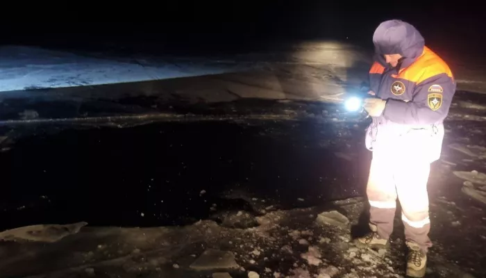 Водитель без прав утопил легковушку с пассажирами на Байкале. Фото