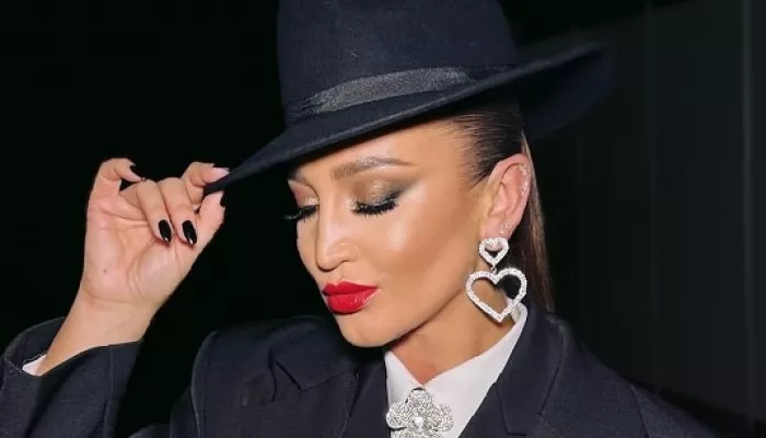 Ольга Бузова удивила зрителей выходом в строгом мужском костюме. Фото