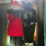 Более 50 жильцов эвакуировали из многоэтажки при пожаре в Барнауле