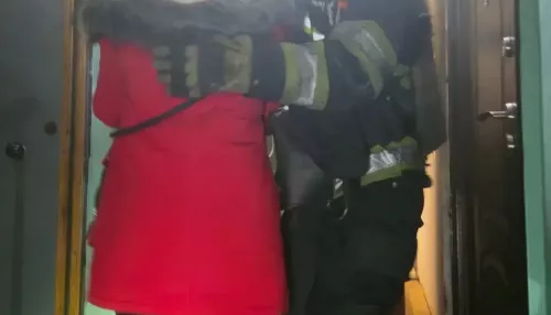 Более 50 жильцов эвакуировали из многоэтажки при пожаре в Барнауле