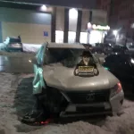 Глыбы льда падают с крыш на машины на фоне оттепели в Барнауле. Фото