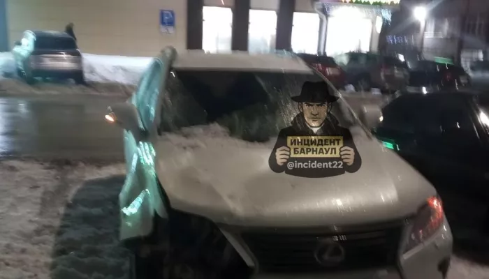 Глыбы льда падают с крыш на машины на фоне оттепели в Барнауле. Фото