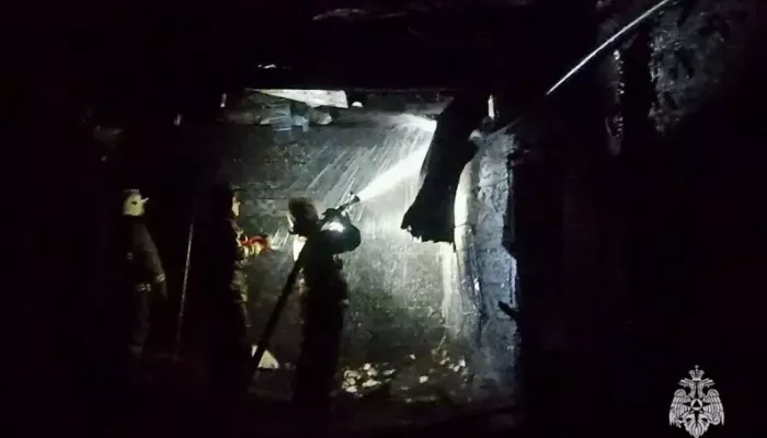 В Республике Алтай случился крупный пожар: горели дом, баня и хозпостройки