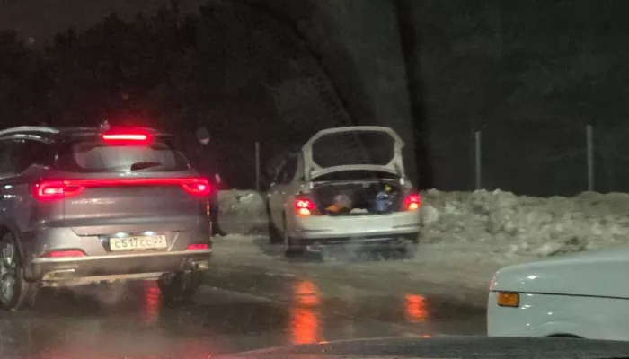 Массовая авария произошла на Правобережном тракте в Барнауле. Фото