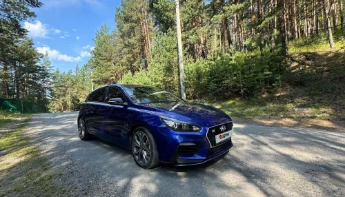 Быстрый корейский хетчбэк с небольшим пробегом продают в Горном Алтае. Фото