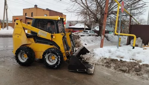 Дорожные рабочие обрабатывают улицы Барнаула ото льда и чистят ливневки