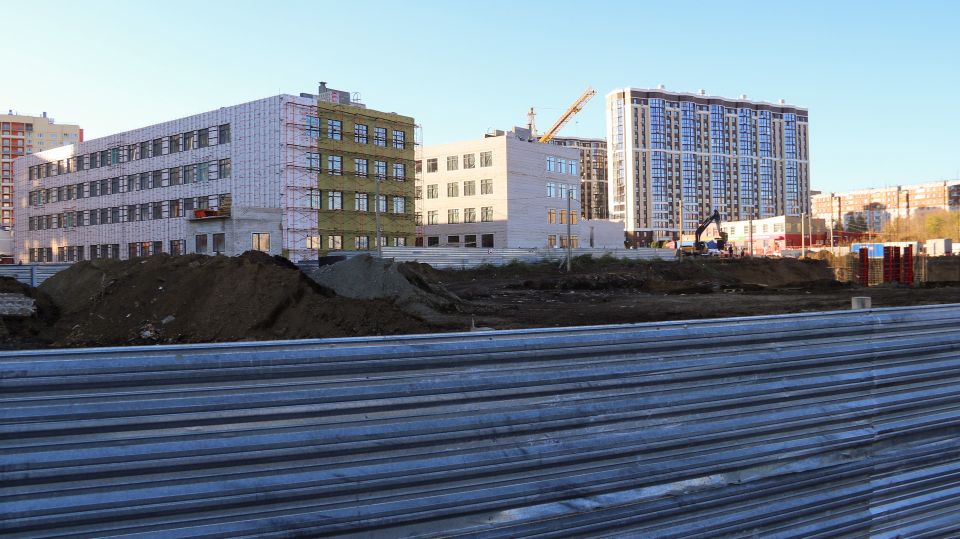 Строительная площадка для "суперполиклиники" на ул. Попова, 128. Февраль 2026 года