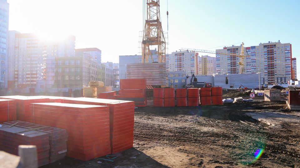 Строительная площадка для "суперполиклиники" на ул. Попова, 128. Февраль 2026 года