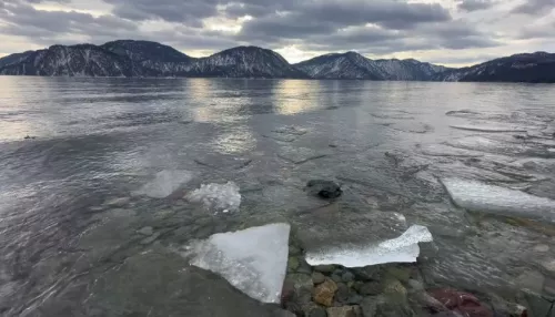 Таяние льда на Телецком озере засняли в Алтайском заповеднике. Фото