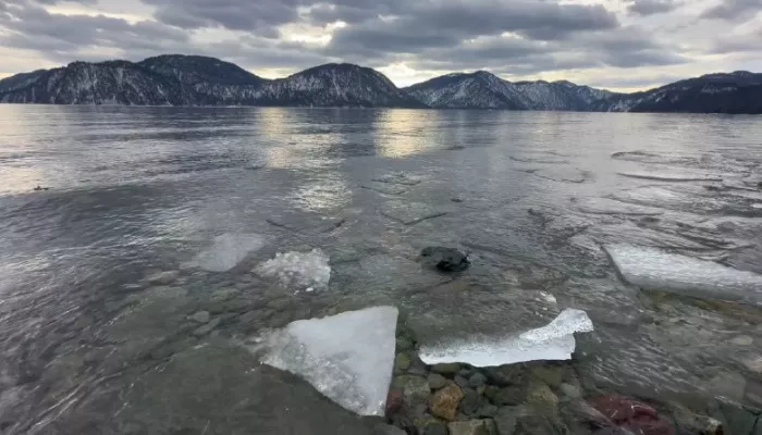 Таяние льда на Телецком озере засняли в Алтайском заповеднике. Фото