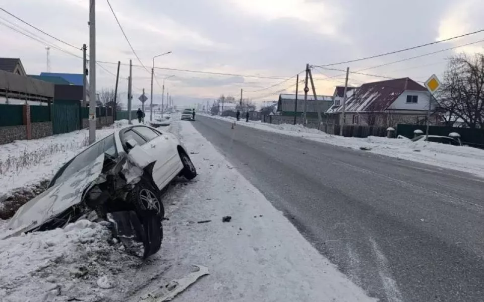 В Республике Алтай жестко столкнулись две Toyota: пострадали оба водителя
