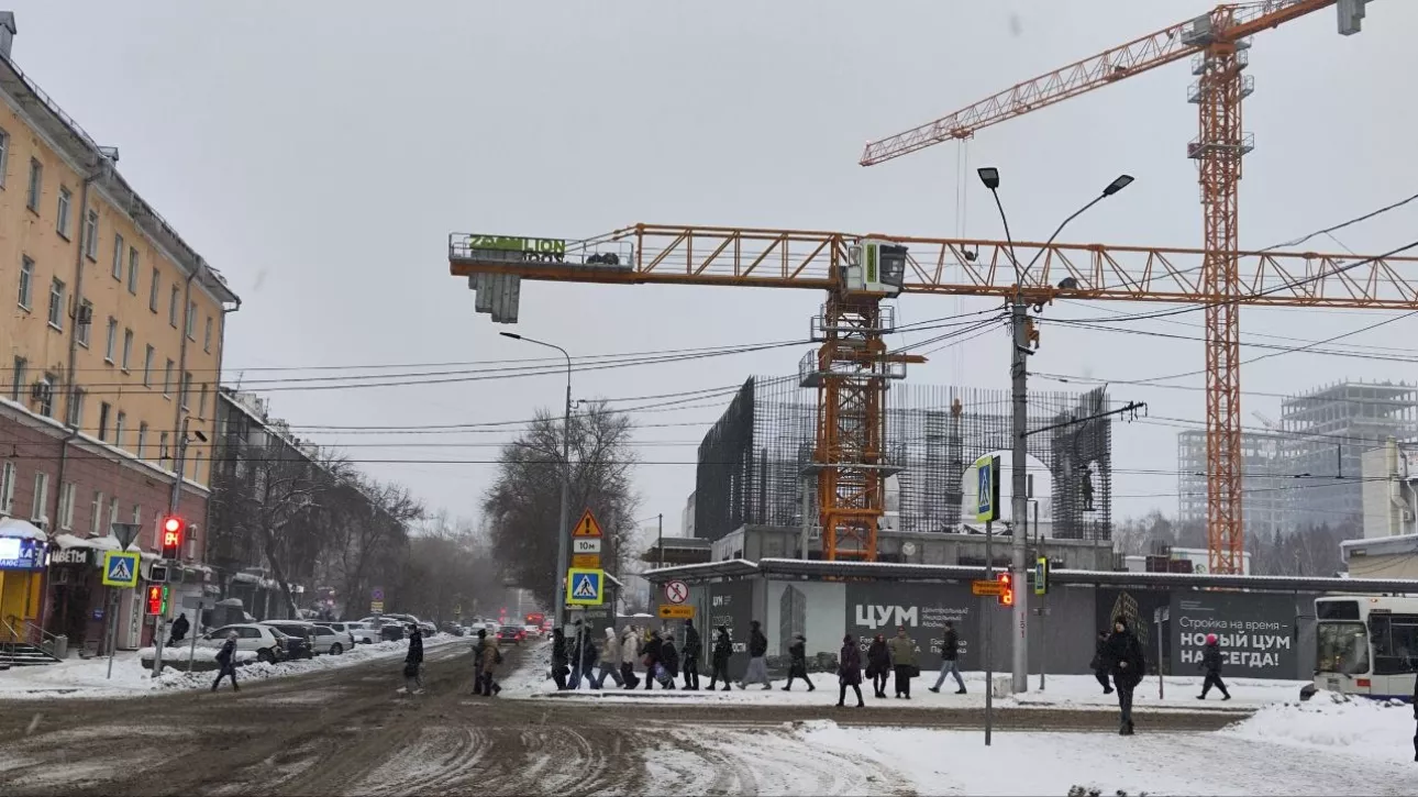 Противовес башенного крана на площадке ЦУМа в Барнауле навис над проезжей частью