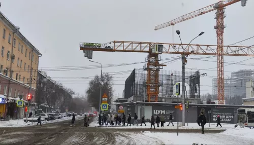 Противовес башенного крана на площадке ЦУМа в Барнауле навис над проезжей частью