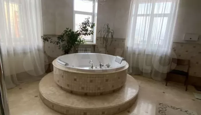 Двухуровневую квартиру в 245 квадратов продают в историческом центре Барнаула. Фото