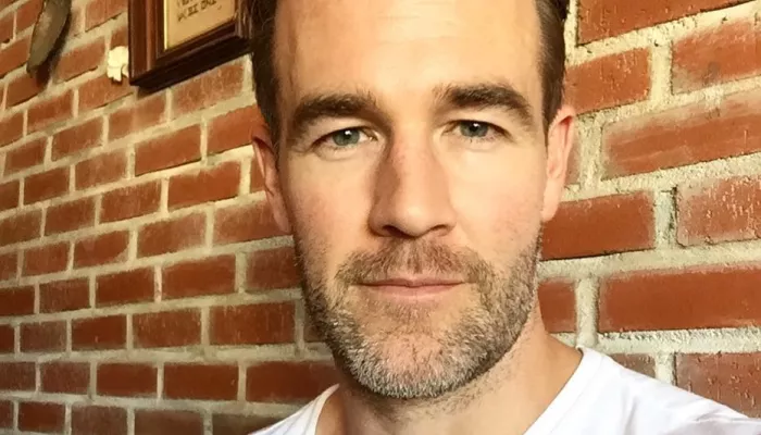 Умер актер — главная звезда культового сериала Бухта Доусона. Ему было 48 лет