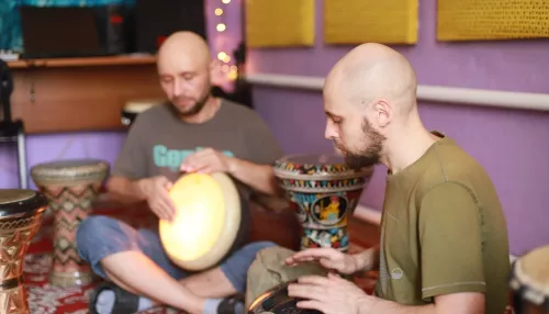 Музыка из металла: как житель Барнаула создает необычные музыкальные инструменты