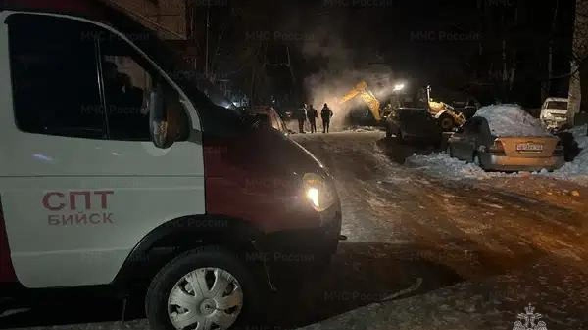 Место аварии на теплосети в Бийске