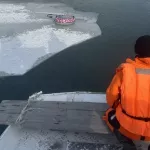 Тело девочки, провалившейся под лед на Оби, продолжают искать в Новосибирске