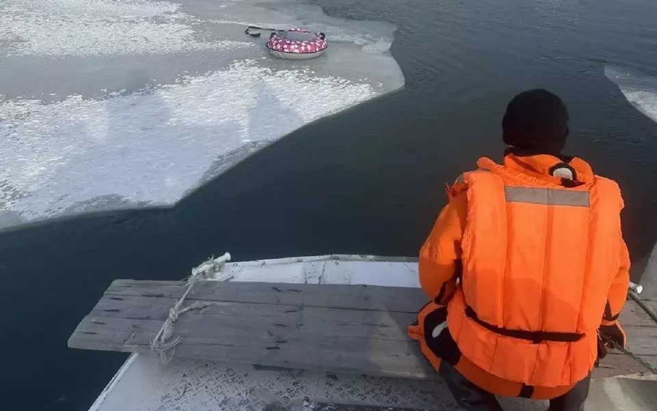 Тело девочки, провалившейся под лед на Оби, продолжают искать в Новосибирске