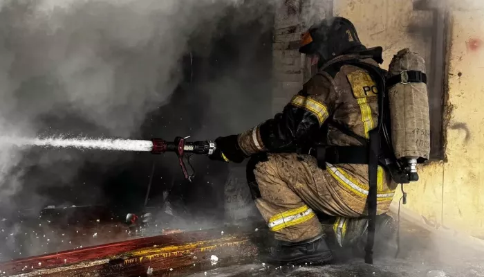 Самодельный обогреватель полыхнул в гаражном кооперативе в Барнауле. Фото