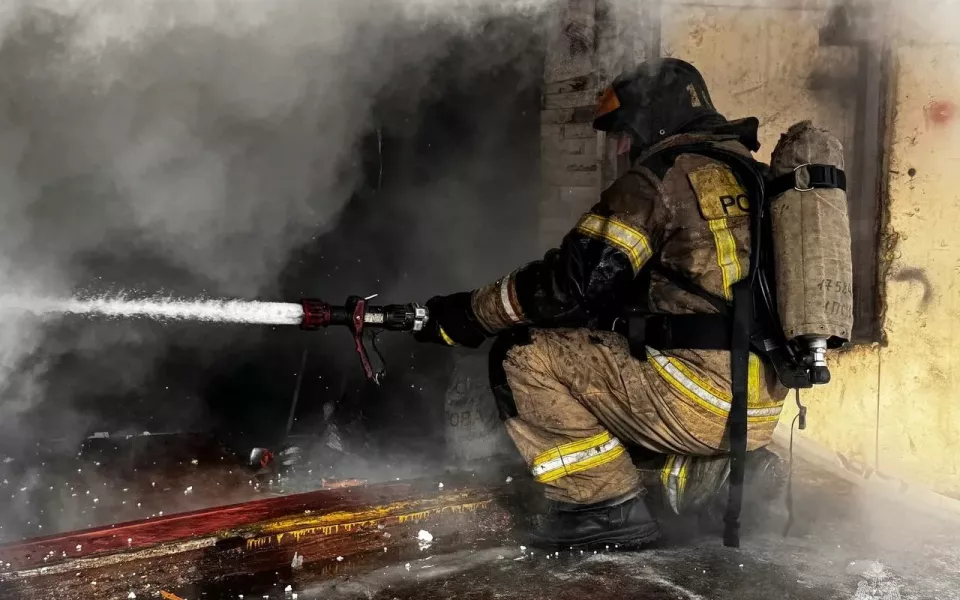 Самодельный обогреватель полыхнул в гаражном кооперативе в Барнауле. Фото