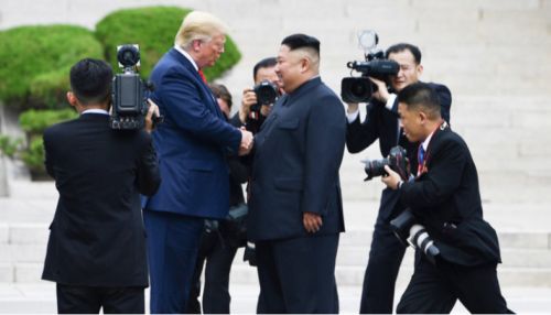 Трамп пожал руку Ким Чен Ыну на межкорейской границе
