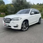 Белоснежный BMW с премиальной аудиосистемой продают в Горном Алтае. Фото