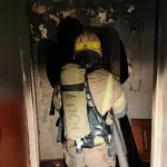 В барнаульской многоэтажке из-за короткого замыкания вспыхнула квартира