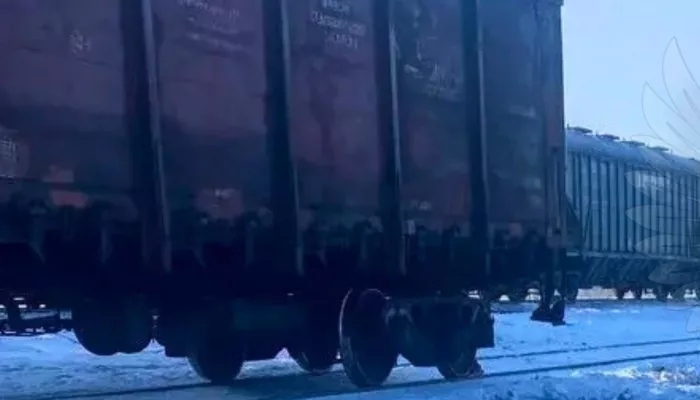 Вагон сошел с рельсов на железной дороге в Алтайском крае