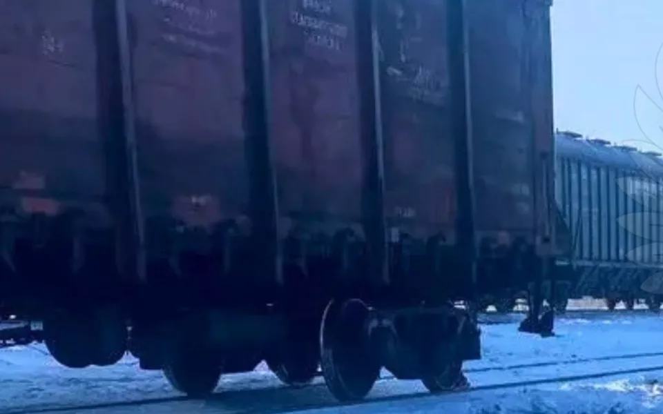 Вагон сошел с рельсов на железной дороге в Алтайском крае