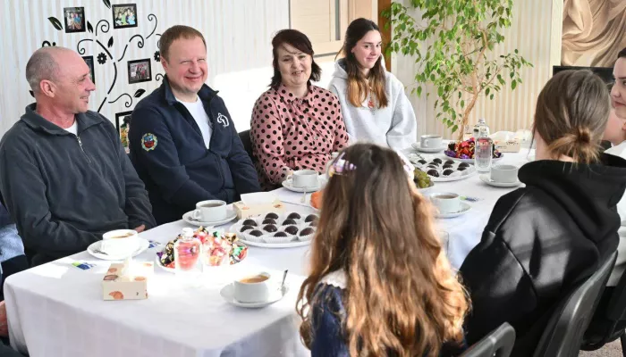 Виктор Томенко заехал в гости на чай к семье ветерана СВО