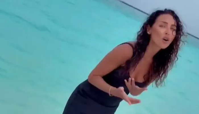 Алсу спела в мокром платье, стоя в Индийском океане