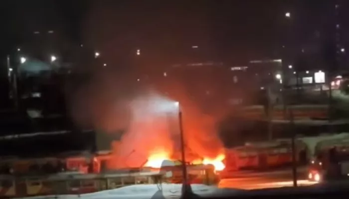 Трамвайный вагон загорелся в барнаульском депо № 3