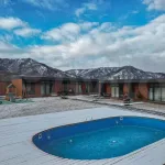 Базу отдыха с бассейном на фоне гор продают в Республике Алтай. Фото