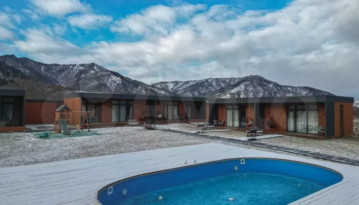 Базу отдыха с бассейном на фоне гор продают в Республике Алтай. Фото