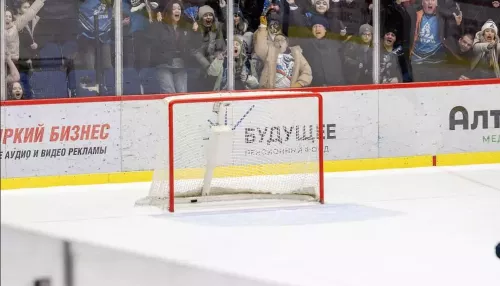 Первый в истории лиги: вратарь Динамо-Алтай забросил шайбу в матче ВХЛ